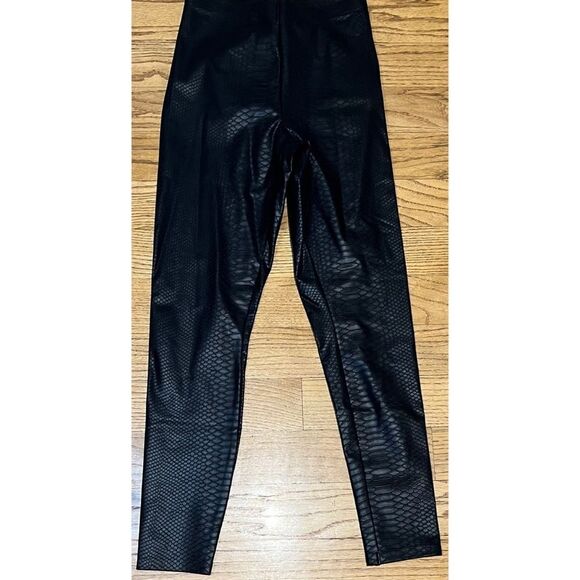 HUE Sleek Effects Black Crocodile Skin Design Soft Stretch Leggings Sz S NWT - Picture 5 of 16